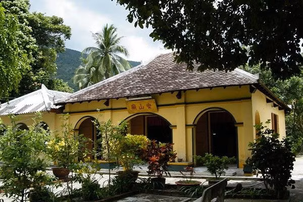 Co that vua Nguyen Anh giam vo, nem con xuong bien tai Con Dao?