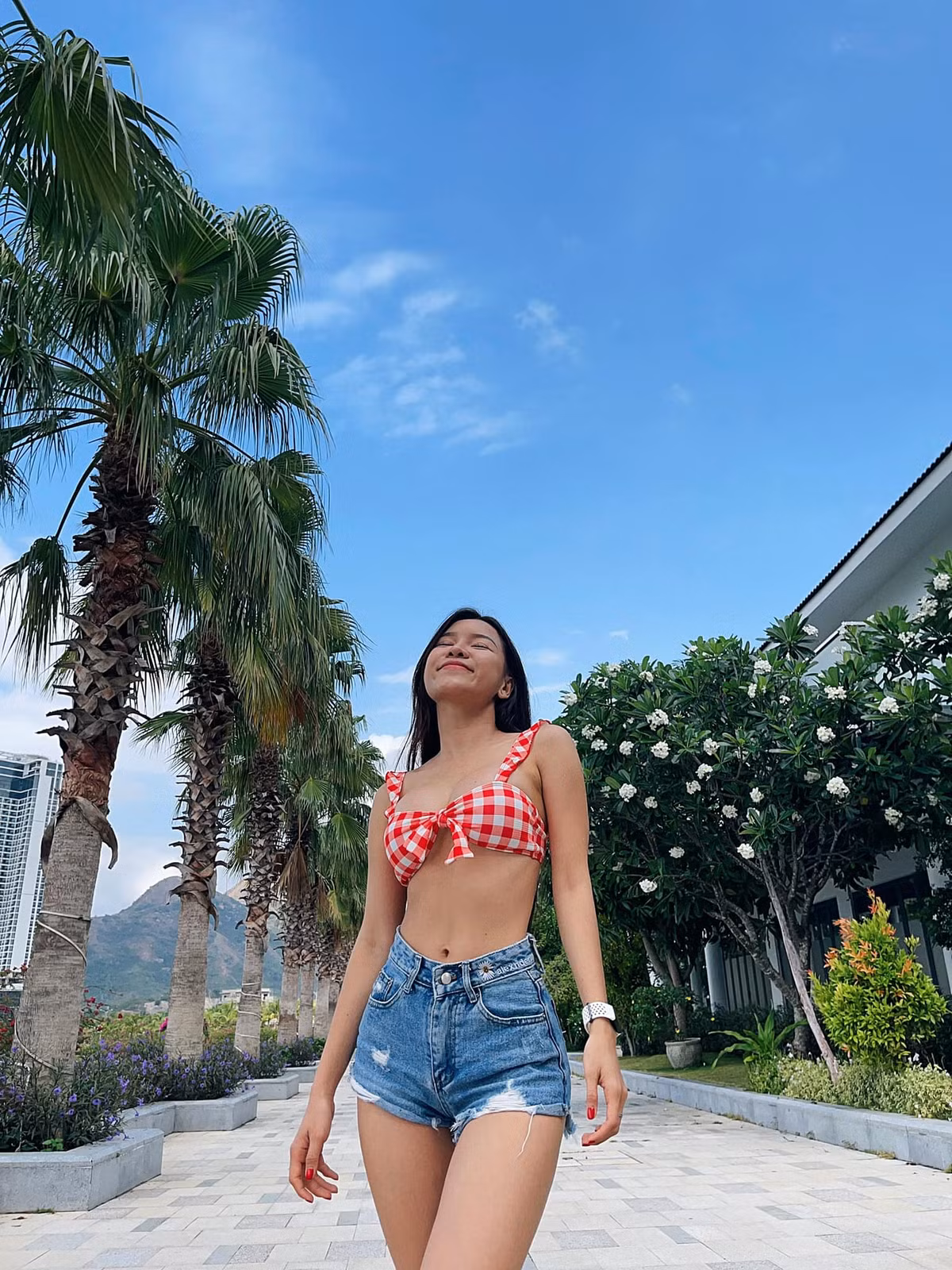 Cách đây không lâu, khi bị gạ gẫm làm "sugar baby", Yến Xuân đã up story trả lời: "Tầm này làm sugar mommy thì được chứ baby gì".