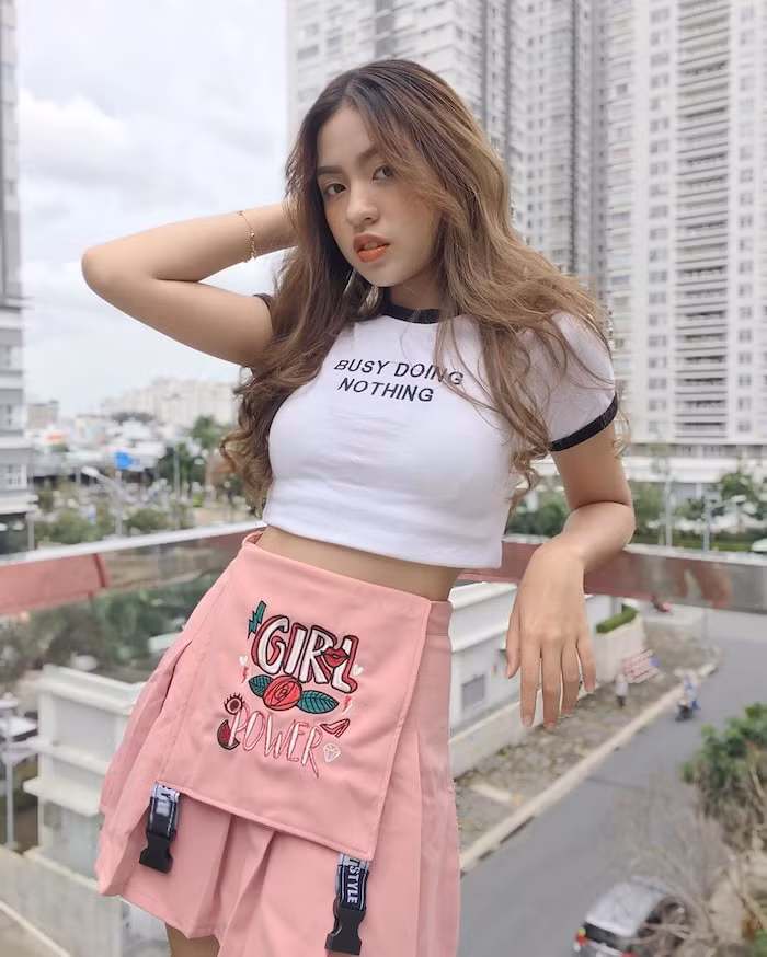 Ngoài những lời khen ngợi về vẻ ngoài xinh xắn, đáng yêu thì hot girl "bắp cần bơ" cũng nhận về không ít bình luận "ném đá", chỉ trích từ cộng đồng mạng. Họ cho rằng cô nàng đang làm lố, điệu chảy nước, cố tình "dẹo".