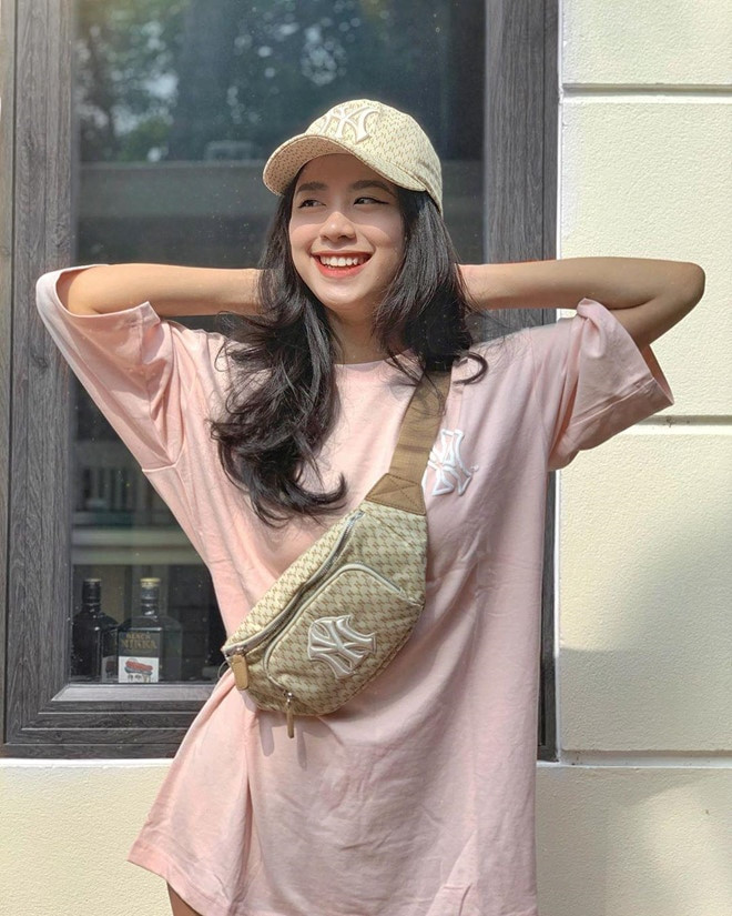 Chưa kể đến việc Hàn Hằng còn từng khẳng định thân hình chuẩn không cần chỉnh của mình là nhờ tập luyện chứ không phải do dao kéo. Thế nhưng sau đó, "hot girl tạp hóa" lại đăng hình review về dịch vụ nâng ngực ở một thẩm mỹ viện và cho biết mình rất hài lòng khi “trùng tu vòng một” ở đây khiến nhiều người ngao ngán.