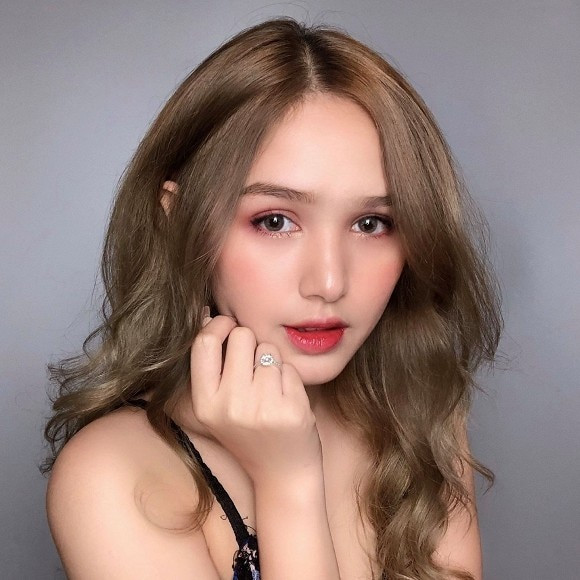 Mới đây, trong một livestream của mình, Trang Phạm đã có những chia sẻ bị cộng đồng mạng phản ứng kịch liệt. Cụ thể, cô nàng cho biết bản thân bỏ học từ năm lớp 10 và ở thời đại này, tiền mới là quan trọng nhất, bằng cấp có hay không cũng không nói lên được điều gì.