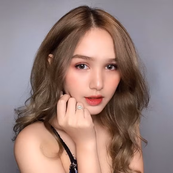 Mới đây, trong một livestream của mình, Trang Phạm đã có những chia sẻ bị cộng đồng mạng phản ứng kịch liệt. Cụ thể, cô nàng cho biết bản thân bỏ học từ năm lớp 10 và ở thời đại này, tiền mới là quan trọng nhất, bằng cấp có hay không cũng không nói lên được điều gì.