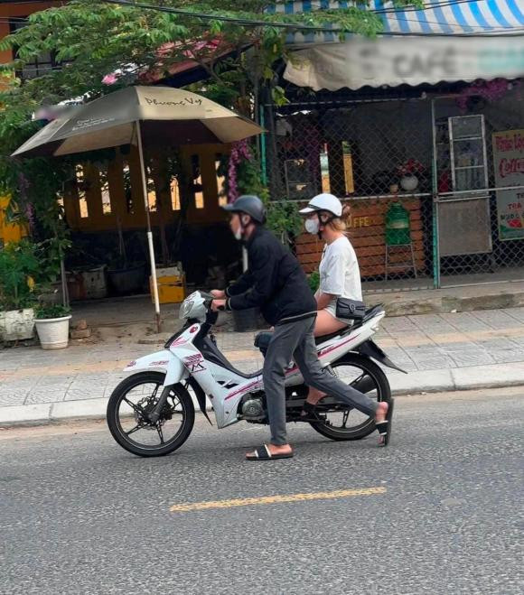 Co gai ngoi chem che tren xe may, mac ban trai hi huc dat