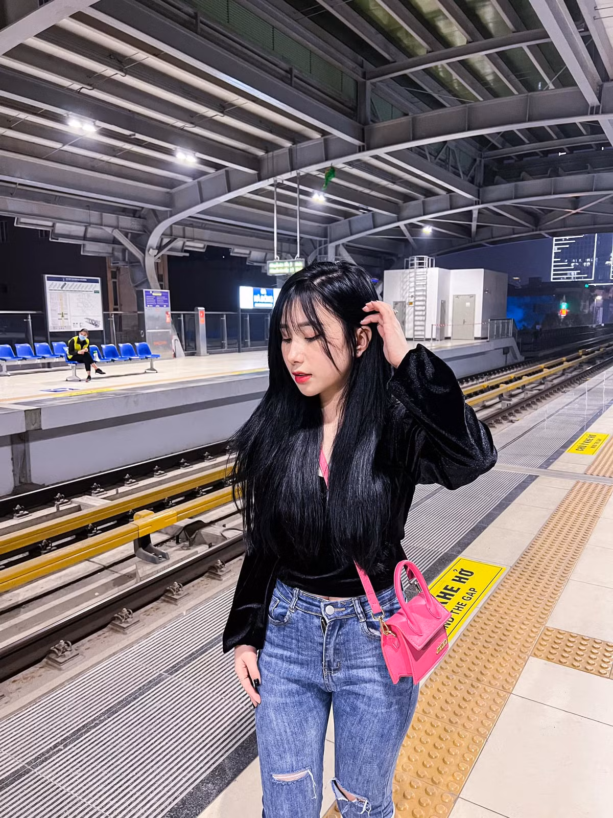 Cụ thể, một nick name bất ngờ yêu cầu Tiểu Hý: "Chụp cả chân đi e, chụp cả chân mới đẹp". Việc nói về ngoại hình của một người, đặc biệt là một cô gái là điều không nên chút nào.