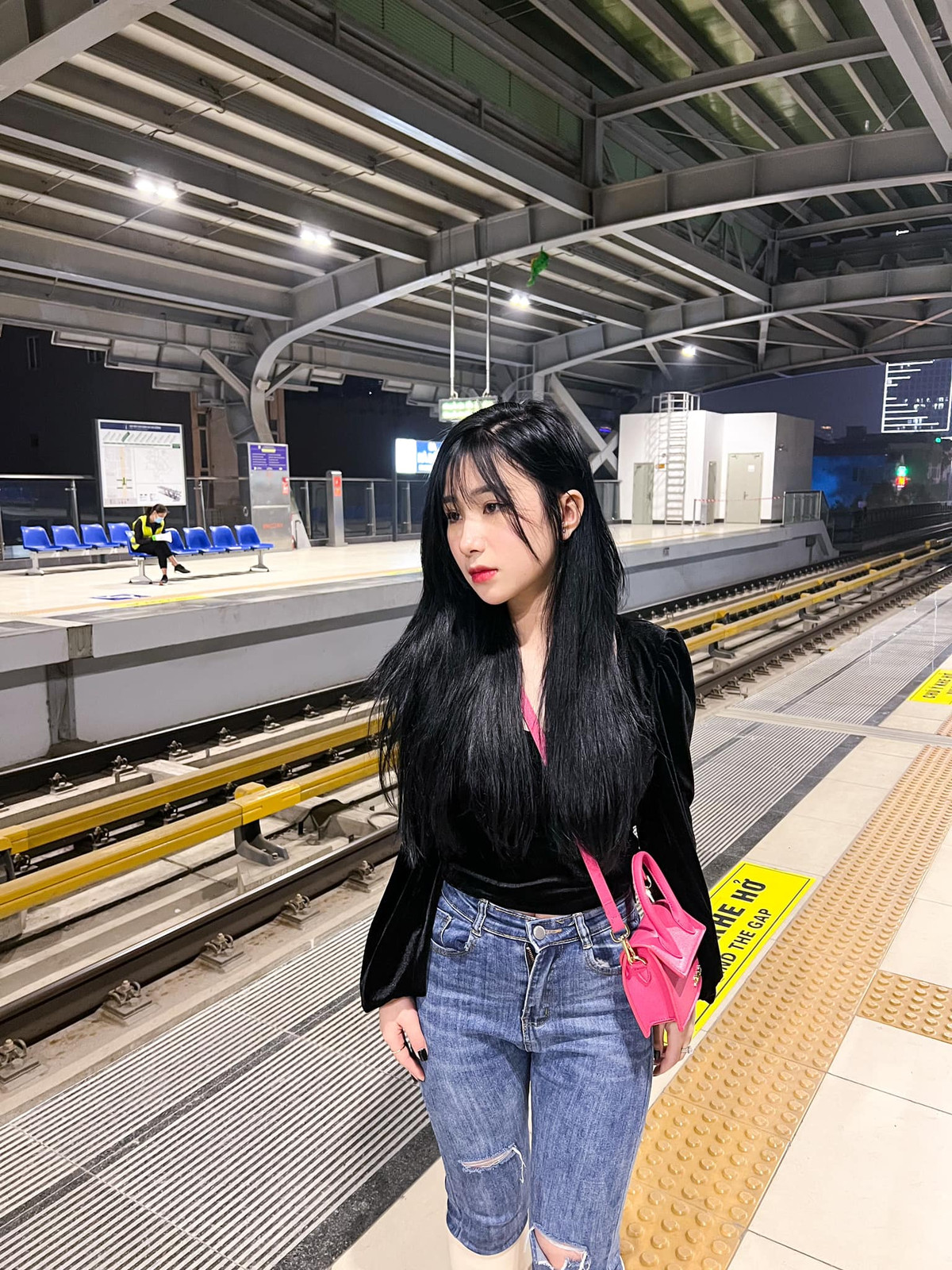 Mới đây, Tiểu Hý bất ngờ đăng tải loạt ảnh tự sướng "siêu xịn" chụp tại ga tàu Cát Linh - Hà Đông và nhận về "cơn mưa" lời khen.