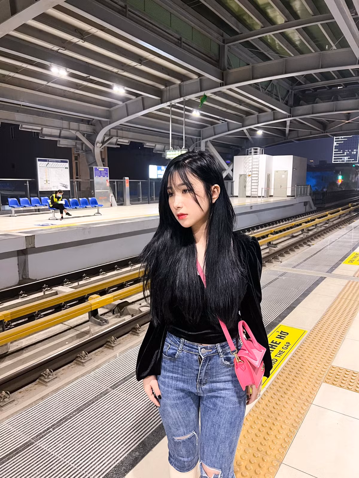 Mới đây, Tiểu Hý bất ngờ đăng tải loạt ảnh tự sướng "siêu xịn" chụp tại ga tàu Cát Linh - Hà Đông và nhận về "cơn mưa" lời khen.