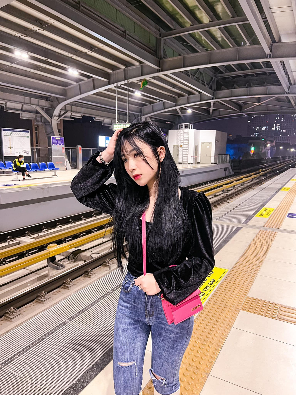 Tuy nhiên, một lần nữa vóc dáng của Tiểu Hý lại bị mang ra bàn luận.