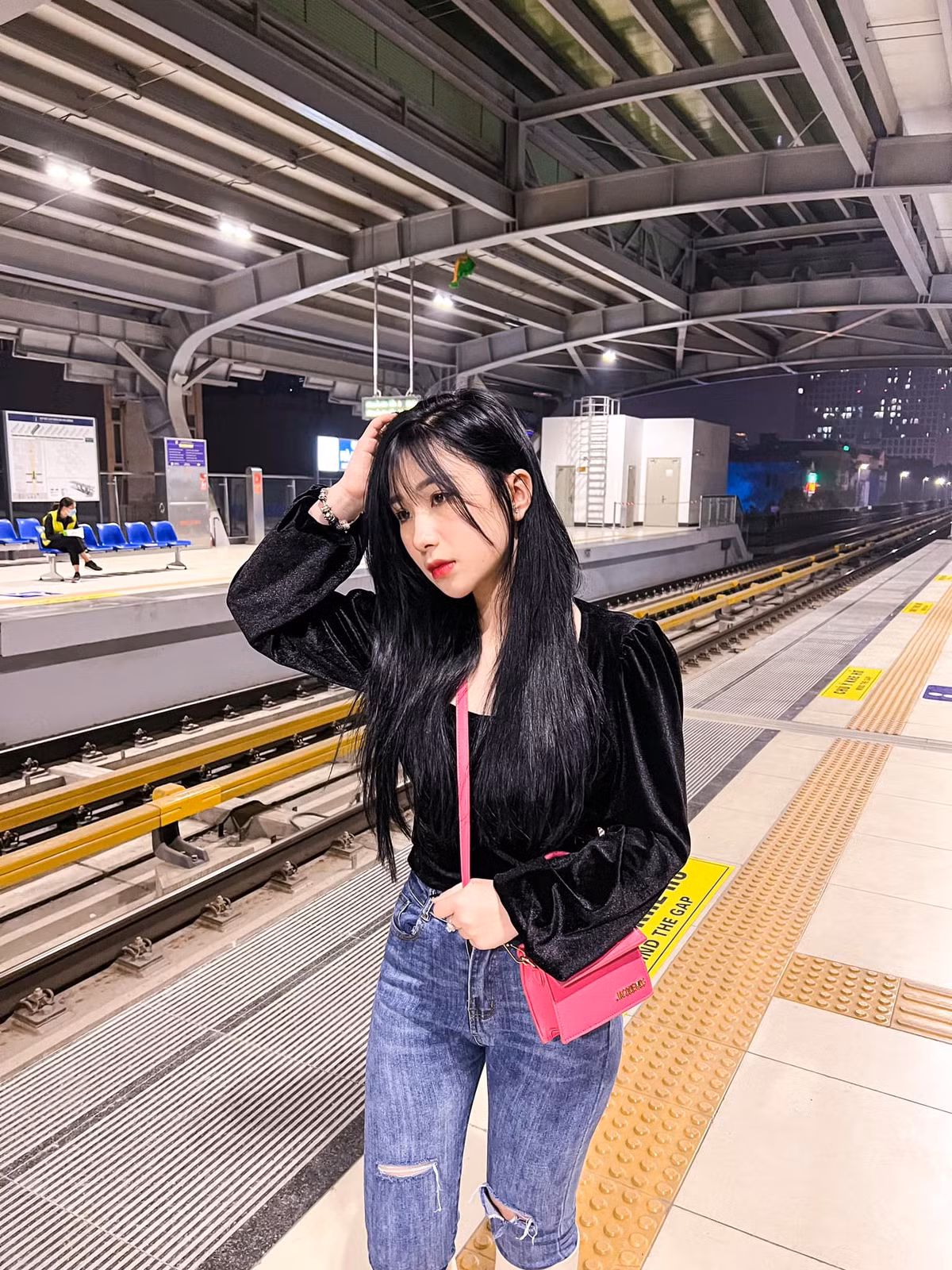 Tuy nhiên, một lần nữa vóc dáng của Tiểu Hý lại bị mang ra bàn luận.