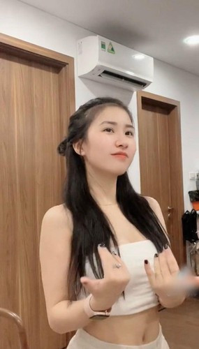 Đáp trả lại những tai tiếng, Tiểu Hý nhiều lần lên tiếng thanh minh và khẳng định những tin đồn thất thiệt là vô căn cứ. Còn về ngoại hình, nữ TikToker này thẳng thắn thừa nhận, chiều cao có phần hạn chế khi cao 1m50, nặng 41 kg.