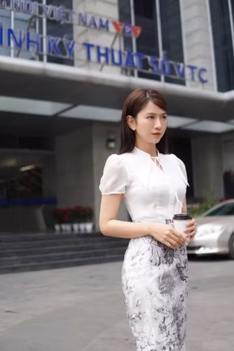 Lê Bống chọn mặc những trang phục kín cổng cao tường, thanh lịch hơn.