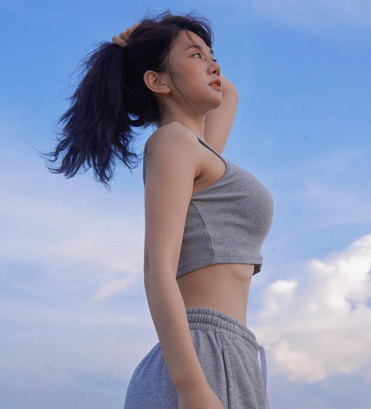 Không chỉ vậy, Lê Bống còn “đính kèm” thêm loạt ảnh khiến dân mạng thích thú vì không hề hở hang mà vẫn vô cùng quyến rũ nhờ ba vòng cực chuẩn.