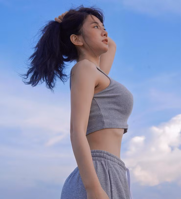 Không chỉ vậy, Lê Bống còn “đính kèm” thêm loạt ảnh khiến dân mạng thích thú vì không hề hở hang mà vẫn vô cùng quyến rũ nhờ ba vòng cực chuẩn.