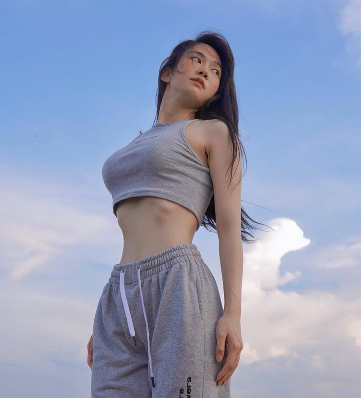 Tên thật là Lê Xuân Anh, Lê Bống bắt đầu nổi tiếng từ những video TikTok, không chỉ vậy, cô cũng từng khiến dân mạng chú ý bởi những hình ảnh hở hang cực bạo.