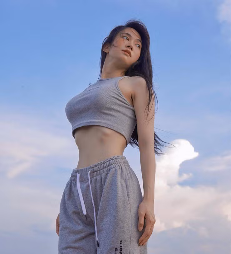 Tên thật là Lê Xuân Anh, Lê Bống bắt đầu nổi tiếng từ những video TikTok, không chỉ vậy, cô cũng từng khiến dân mạng chú ý bởi những hình ảnh hở hang cực bạo.