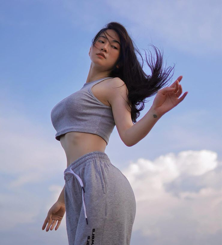 Mới đây, cô gái sinh năm 1995 đã nhanh chóng “bắt trend” vũ điệu sexy trong phim The Idol đang gây bão trên mạng Internet của nữ ca sĩ Jennie nhóm BlackPink, động thái này của Lê Bống đã thu hút vạn like từ người theo dõi.