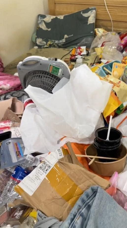 Theo những thứ được ghi lại, trên nền nhà, vương vãi nào là quần áo sạch, quần áo bẩn lẫn lộn, vỏ hộp mì tôm, sách vở, giấy ăn...