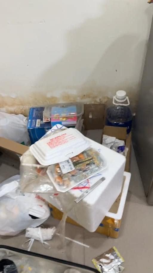 Thức ăn thừa và những thứ rác rưởi được nữ sinh vứt đầy trong căn phòng trọ được chủ nhà ghi lại và đăng tải lên MXH.