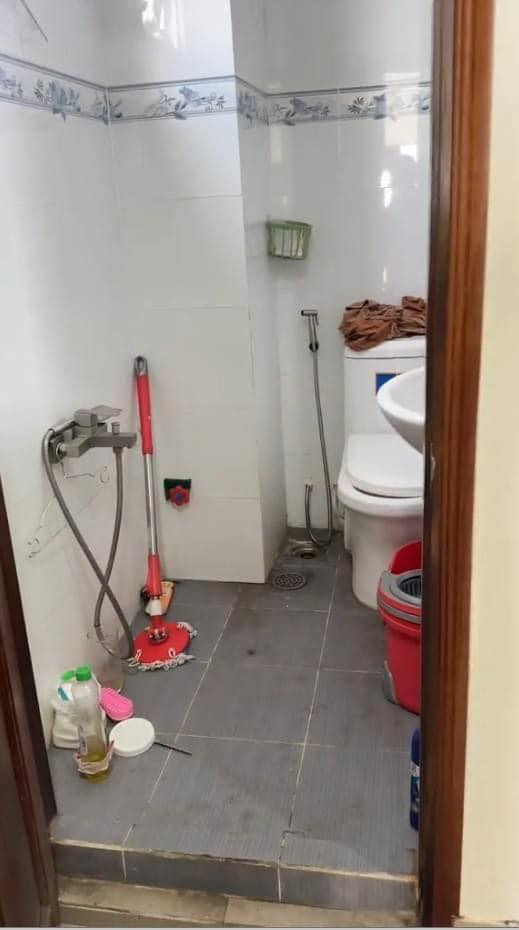 Góc nhà vệ sinh trong khá khẩm nhất trong căn phòng trọ nhưng cũng đã cáu lại vì những vết bẩn lâu ngày không được lau dọn.