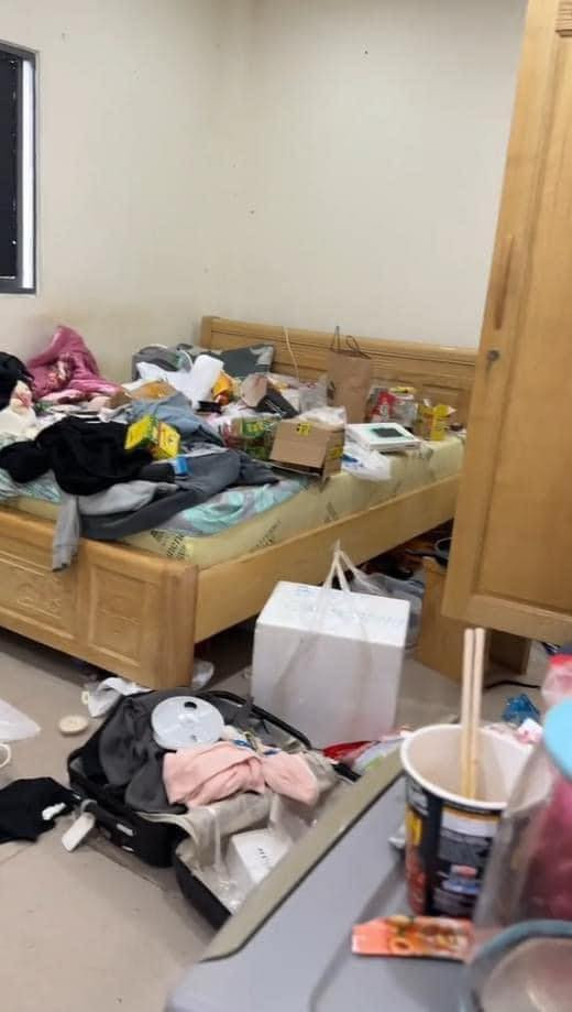 Mới đây, trên diễn đàn có đăng tải loạt ảnh mà nếu nhìn qua, ai cũng ngỡ rằng là bãi rác bỏ hoang nào đó. Nhưng sự thật kinh khủng hơn rất nhiều, đó là căn phòng của nữ sinh viên có thần thái sang chảnh.