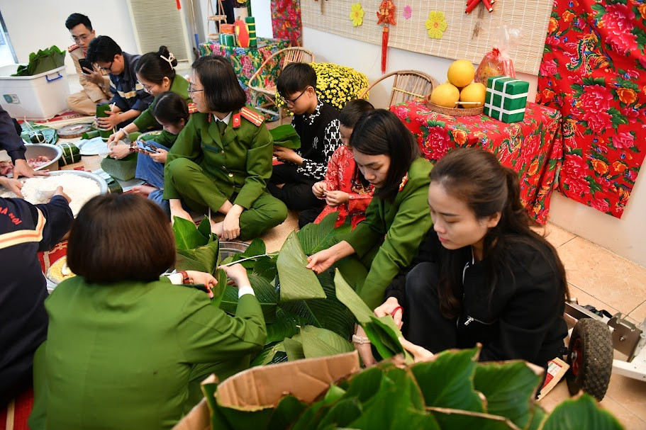 Theo các cán bộ chiến sĩ, những hoạt động này không phải là mới. Cứ mỗi độ Tết đến, Xuân về, để vơi đi nỗi nhớ nhà họ lại cùng nhau gói bánh chưng, tổ chức văn hóa văn nghệ...
