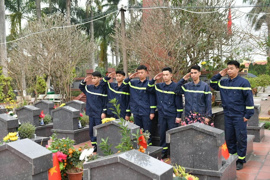 Sau khi gói bánh chưng, các chiến sĩ trẻ đã ra viếng liệt sĩ ở nghĩa trang Tây Tựu.