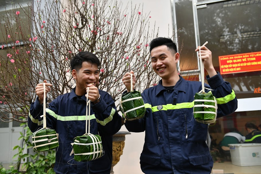 Không khí hân hoan của các chiến sĩ trẻ Công an Quận Bắc Từ Liêm sẵn sàng đảm bảo một Tết Nguyên đán an toàn cho người dân.