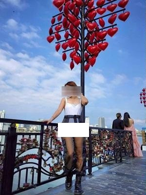 Khi những bức ảnh được chia sẻ rầm rộ, nhiều người chửi rủa, lăng mạ khiến cuộc sống gia đình tôi bị ảnh hưởng khá nhiều. Dù chỉ nhìn vào những bộ trang phục và không biết rõ con người tôi ra sao, công việc tôi thế nào nhưng rất nhiều người xúc phạm về nhân phẩm, đạo đức, thậm chí gắn cho tôi những nghề mà không xứng đáng gọi là nghề." chị L.B.C từng lên tiếng.