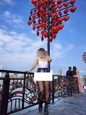 Khi những bức ảnh được chia sẻ rầm rộ, nhiều người chửi rủa, lăng mạ khiến cuộc sống gia đình tôi bị ảnh hưởng khá nhiều. Dù chỉ nhìn vào những bộ trang phục và không biết rõ con người tôi ra sao, công việc tôi thế nào nhưng rất nhiều người xúc phạm về nhân phẩm, đạo đức, thậm chí gắn cho tôi những nghề mà không xứng đáng gọi là nghề." chị L.B.C từng lên tiếng.