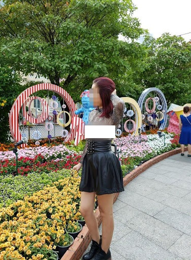 Chưa dừng lại đó, nhiều người cũng yêu cầu chị L.C.B dừng ngay hành động phản cảm của mình bởi nó ảnh hưởng đến hình ảnh và thuần phong mỹ tục của người Việt.