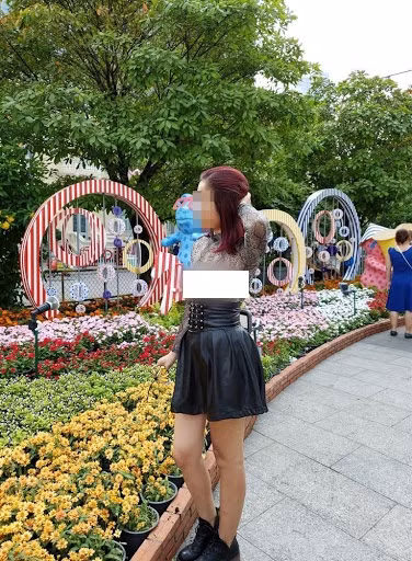 Chưa dừng lại đó, nhiều người cũng yêu cầu chị L.C.B dừng ngay hành động phản cảm của mình bởi nó ảnh hưởng đến hình ảnh và thuần phong mỹ tục của người Việt.