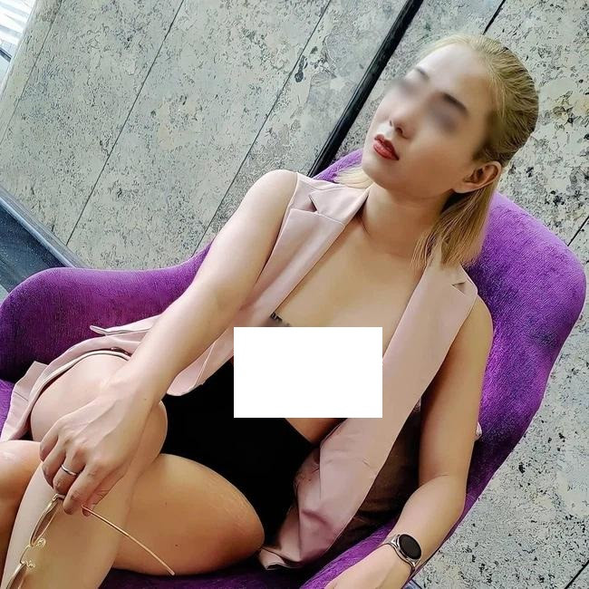 Mới đây, người phụ nữ ăn mặc phản cảm này khoe trên trang cá nhân 2 bức ảnh diện áo xuyên thấu và tất nhiên bên trong chẳng cần có nội y che chắn.