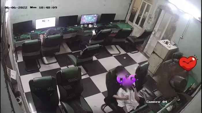 Mới đây, một đoạn clip ghi lại cảnh một đôi “nam thanh nữ tú” diễn cảnh nóng, âu yếm trong một tiệm internet được chia sẻ trên mạng xã hội gây xôn xao.
