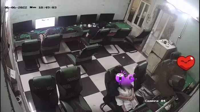 Lúc này, trong quán cũng có một số người khác đang sử dụng dịch vụ internet tại đây. Trong quá trình ngồi, nam thanh niên ôm ấp cô gái và không có hành động gì vượt quá giới hạn.