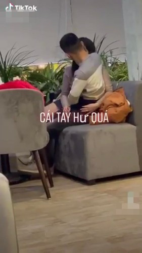 Trường hợp xem lại camera mới phát hiện hoặc cặp đôi ở lứa tuổi học sinh thì lần sau nhắc nhở chứ không nên đăng tải hình ảnh cá nhân của cặp đôi lên mạng xã hội khi 2 người này không làm điều gì vượt quá giới hạn tại đây.