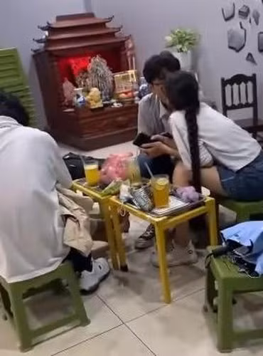 Bên cạnh đó, nhiều người cũng cho rằng, nếu chủ quán internet này cảm thấy không đồng tình về việc làm này thì có thể nhắc nhở hoặc không cho sử dụng dịch vụ tại đây.