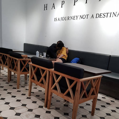 Tranh thủ quán cafe vắng khách mà đôi bạn trẻ tranh thủ diễn cảnh nóng.