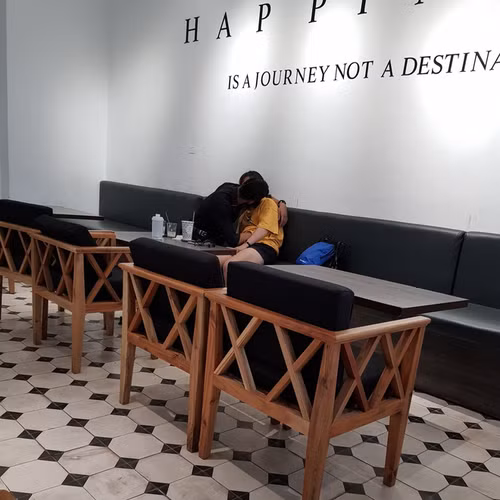 Tranh thủ quán cafe vắng khách mà đôi bạn trẻ tranh thủ diễn cảnh nóng.