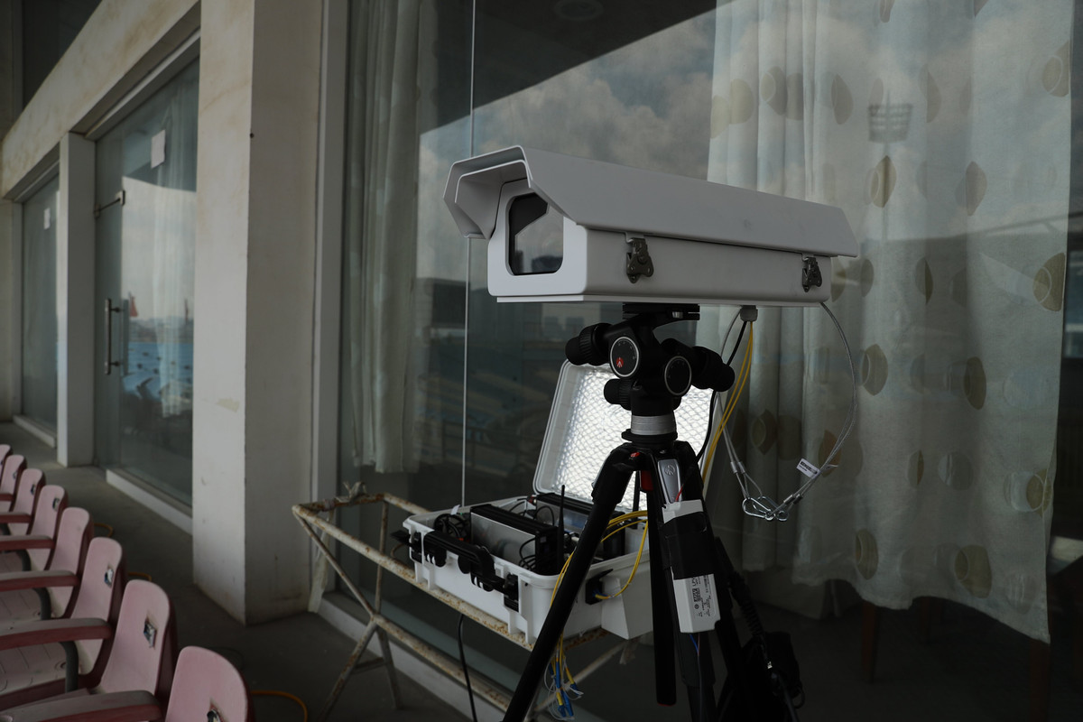 Thiết bị của công nghệ VAR đã được lắp đặt trên SVĐ Mỹ Đình từ ngày 4/9. Các chuyên gia đến từ Anh - đối tác của Liên đoàn Bóng đá châu Á (AFC) - là những người trực tiếp lắp đặt, giám sát và giúp các trọng tài VAR vận hành hệ thống này