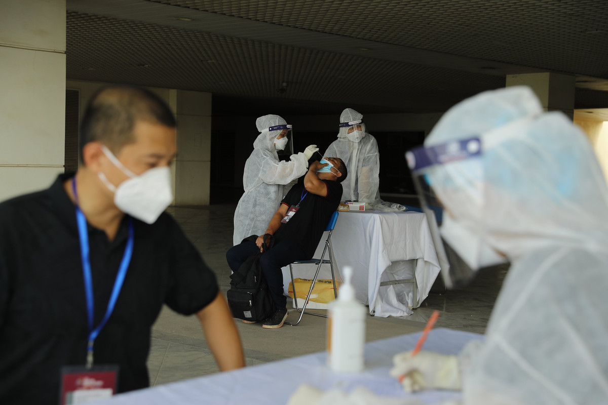 Ngày 6-9, hàng trăm người tham gia làm nhiệm vụ trong trận đấu Việt Nam - Australia đã được Sở Y tế Hà Nội tiến hành lấy mẫu xét nghiệm PCR COVID-19.