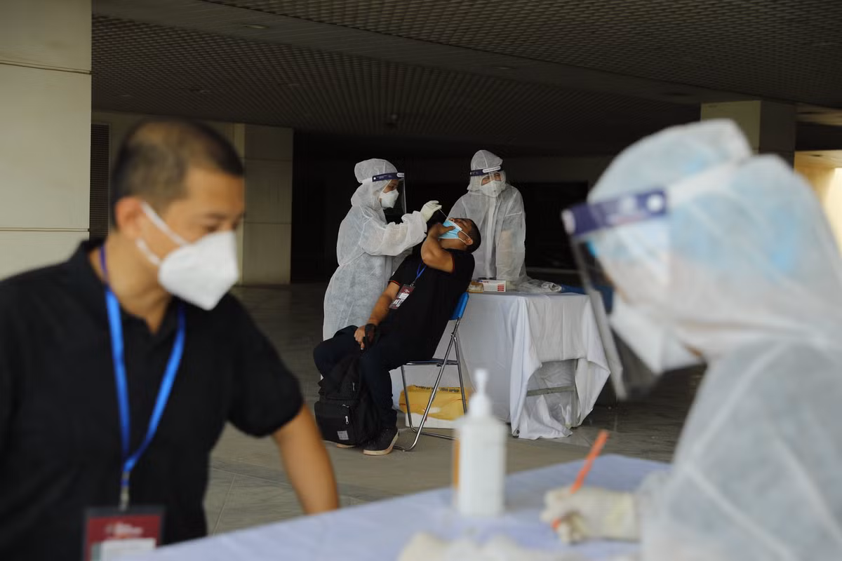 Ngày 6-9, hàng trăm người tham gia làm nhiệm vụ trong trận đấu Việt Nam - Australia đã được Sở Y tế Hà Nội tiến hành lấy mẫu xét nghiệm PCR COVID-19.