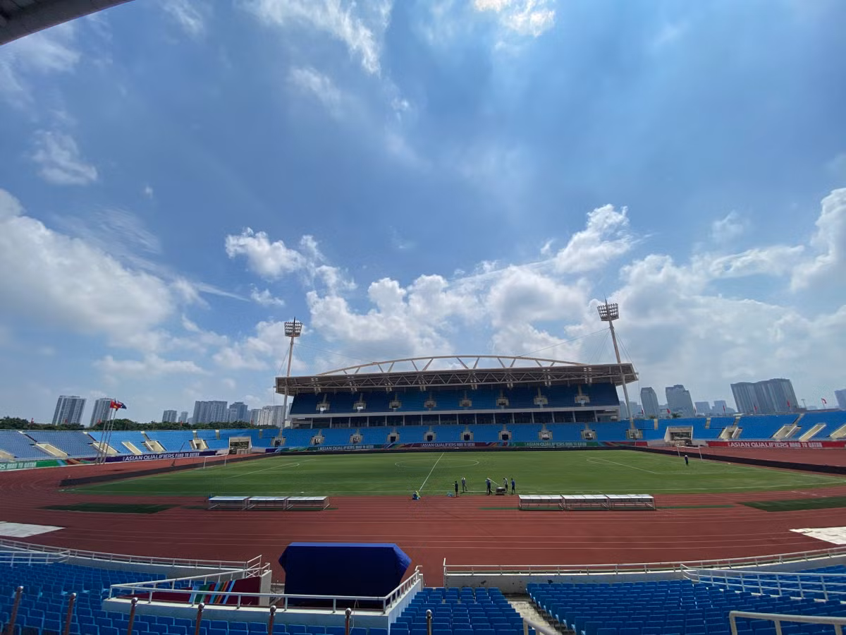 Theo chia sẻ của đại diện BQL Khu liên hợp thể thao quốc gia Mỹ Đình cho biết, sân Mỹ Đình được cắt cỏ một tuần 2 lần. Sau khi được cắt cỏ, sân được đổ cát, san phẳng tỉ mỉ để đảm bảo chất lượng mặt sân.