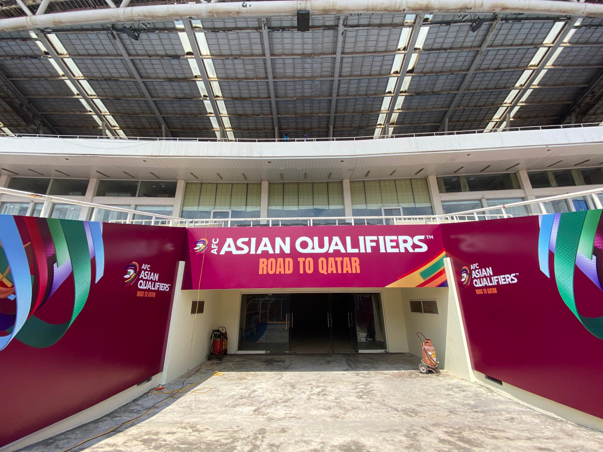 Sau mỗi buổi tập, mặt sân Mỹ Đình đều được làm lại quy trình: sơn, làm phẳng mặt cỏ.