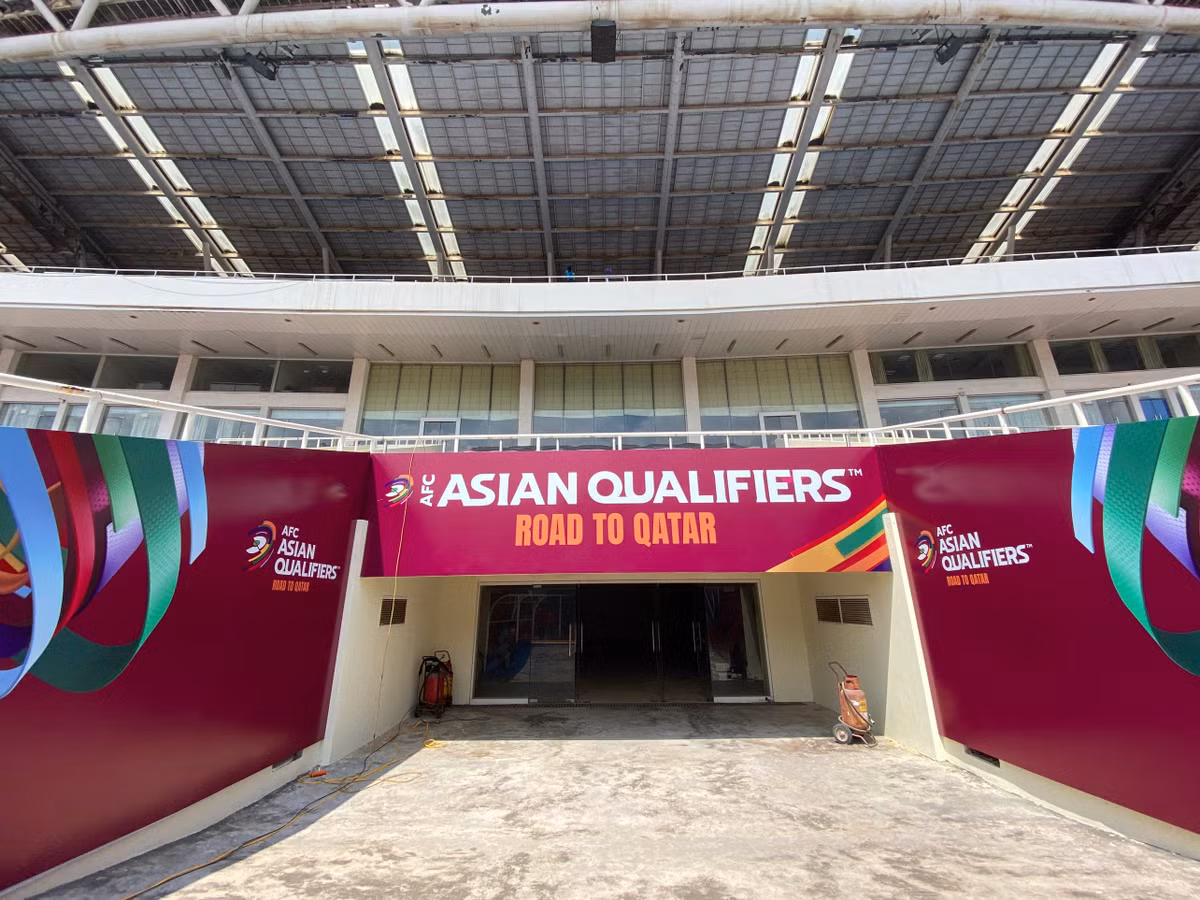 Sau mỗi buổi tập, mặt sân Mỹ Đình đều được làm lại quy trình: sơn, làm phẳng mặt cỏ.