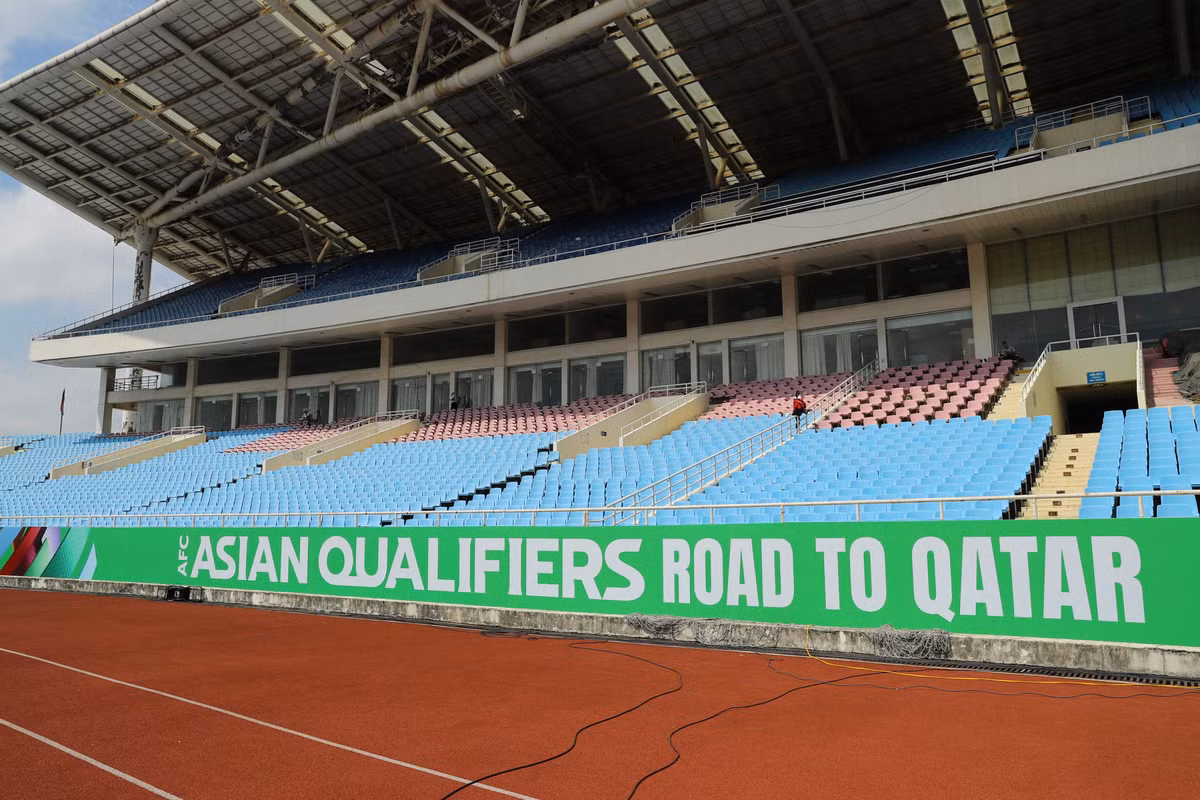Những tấm biến quảng cáo giải đấu sẽ diễn ra tại Qatar cũng được lắp đặt tại SVĐ QG Mỹ Đình.