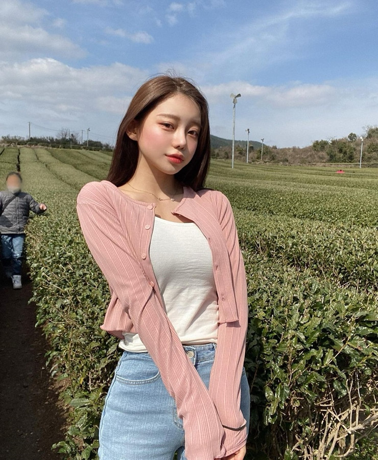 Trong hình, Yunju chọn một chiếc skinny jean sáng màu kết hợp với áo thun trắng và khoác ngoài cardigan nhẹ nhàng.