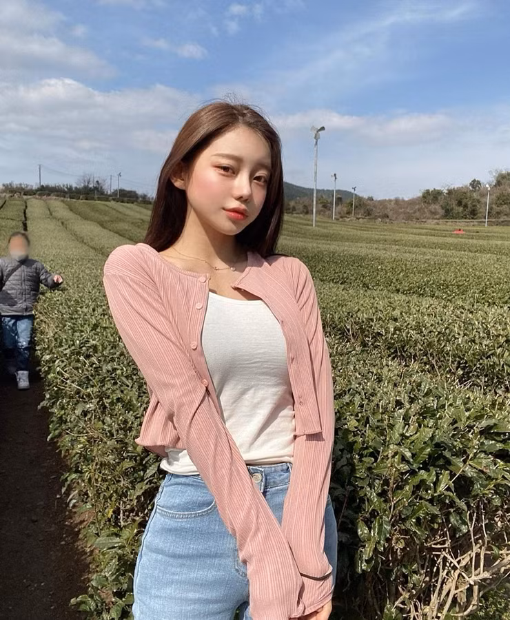 Trong hình, Yunju chọn một chiếc skinny jean sáng màu kết hợp với áo thun trắng và khoác ngoài cardigan nhẹ nhàng.