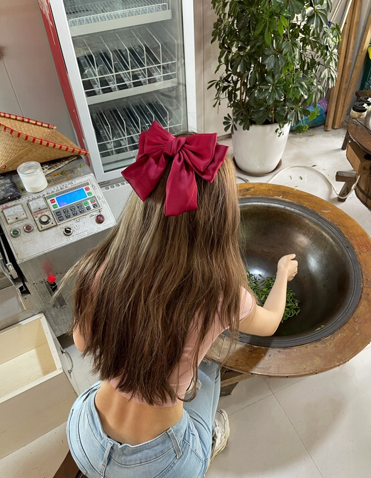 Sự gợi cảm không phải lúc nào cũng đến từ những trang phục cắt, xẻ đôi khi mặc kín vẫn đủ nổi bật.