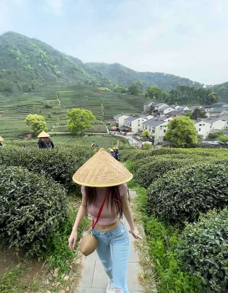 Người đẹp gây chú ý với lựa chọn trang phục gồm quần skinny jean, áo croptop ôm sát kết hợp với giày thể thao.