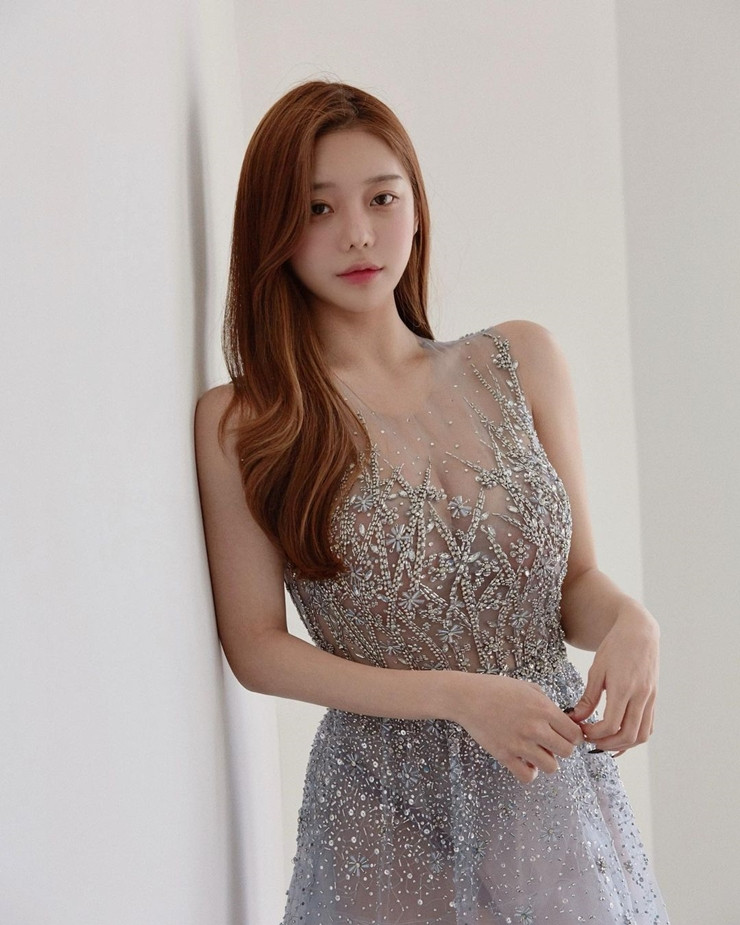 Không cần phải phối đồ cầu kỳ, nhưng chỉ cần diện áo thun với quần jean Yunju cũng đủ ấn tượng.