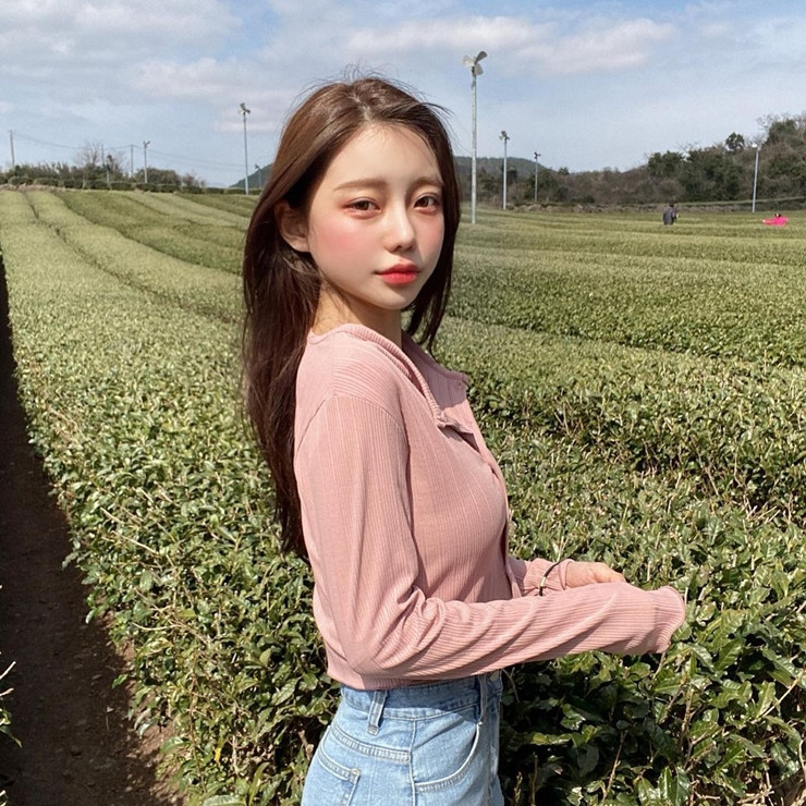 Theo tìm hiểu, hot girl gây ấn tượng với những bức hình trên đồi chè mới đây có tên Yunju. Cô nàng nhận được nhiều lời khen của cư dân mạng khi những hình ảnh được đăng tải trên MXH.